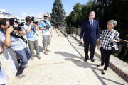 El alcalde de León, Antonio Silván y la Concejala de Urbanismo, Ana Franco, visitan las obras de rehabilitación de la muralla del parque del Cid-Ical
