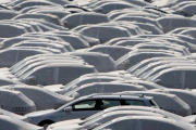 Vehículos preparados para la exportación en la planta de Volkswagen en Emden (Alemania).-REUTERS / CHRISTIAN CHARISIUS