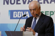 El presidente del BBVA, Francisco González, durante su intervención en el encuentro organizado por la CEOE y Cepyme.-EFE / SERGIO BARRENECHEA