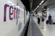 Un convoy de Renfe del AVE, en la estación de Sants de Barcelona.-EL PERIÓDICO