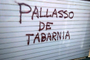 Pintada en la puerta de acceso a la vivienda del periodista Tomás Guasch.-EL PERIÓDICO (TWIITER)