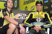 Àlex Rins, en su box, antes de iniciar hoy los ensatos de Moto2 en Sepang (Malasia).-EMILIO PÉREZ DE ROZAS / Enviado especial