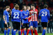 Los jugadores del Atlético, tras lograr el pase para octavos, en Copenhague.-BENJAMIN CREMEL (AFP)