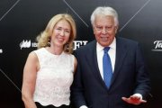 Felipe González y Mar García Vaquero, este jueves, a su llegada a la cena para celebrar el 40º aniversario del diario 'El País'.-EFE / JAVIER LIZÓN