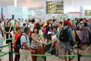 Accesos a los controles en el primer día de huelga en el aeropuerto de El Prat.-JOAN CORTADELLAS