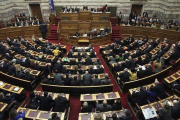 Diputados del Parlamento griego durante la votación por el presidente, el 23 de diciembre en Atenas.-Foto: EFE / SIMELA PANTZARTZI