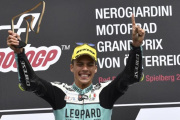 Joan Mir (Honda) celebra hoy, en Austria, su séptima victoria de este año en Moto3.-AP / KERSTIN JOENSSON