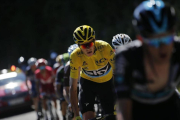 Chris Froome, tras la sombra de Wou Poels, camino de Culoz.-EFE / YOAN VALAT
