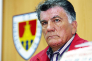 DEPORTES.FUTBOL. MAXIMO HERNANDEZ DIRECTOR DEPORTIVO DEL NUMANCIA SE DESPIDE DE JUGADORES Y TECNICOS. LUIS ANGEL TEJEDOR.22-05-07