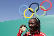 Sumgong muestra la medalla de Oro de Río.-AFP / ADRIAN DENNIS