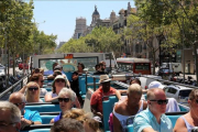 Visitantes de Barcelona en el bus turístico.-RICARD CUGAT
