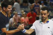 Bautista, cabizbajo, saluda al vencedor Raonic.-REUTERS / EDGAR SU