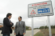 Puerta y López Represa en el tramo Almazán-Matamala junto a uno de los carteles. / DELEGACIÓN TERRITORIAL-