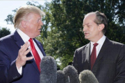 Donald Trump y el secretario de Trabajo, Alex Acosta, este viernes.-KEVIN LAMARQUE