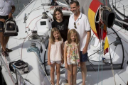 Felipe y Letizia, en el 'Aifos' con sus hijas Leonor y Sofía.-Foto: AFP/ JAIME REINA