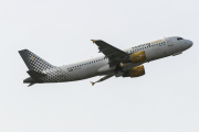 Imagen de un avión de la aerolínea Vueling despegando del aeropuerto de El Prat de Barcelona. /-DANNY CAMINAL (EL PERIÓDICO)