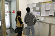 Un grupo de personas en la Oficina delServicio Público de Empleo de Castilla y León, en una imagen de archivo.-VALENTÍN GUISANDE