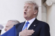 Trump canta el himno nacional antes de su discurso, en Arlington (Virginia), el 29 de mayo.-OLIVIER DOULIERY