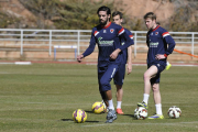 Lassad junto a Vicente e Íñigo Pérez en uno de los ejercicios de su primer entrenamiento con el Numancia.-VALENTÍN GUISANDE