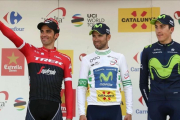 Alejandro Valverde (en el centro y con el jersey de líder de la Volta 2017), junto al ya retirado Alberto Contador y Marc Soler, a la derecha-EFE / TONI ALBIR