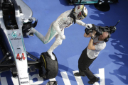 Lewis Hamilton salta de su monoplaza tras ganar el GP de Hungría.-AP / LUCA BRUNO