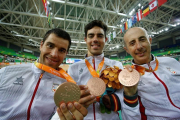 Los españoles Alfonso Cabello Llamas (c), Amador Granados Alkorta (d) y Eduardo Santas Asensio (i) posan con sus medallas de bronce luego de ganar el tercer lugar hoy-EFE/Mikael Helsing