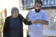 Enrique Martínez, junto a su madre ayer en Cueva-V.G.