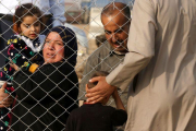 Un grupo de refugiados iraquís que han salido de Mosul.-SAFIN HAMED / AFP
