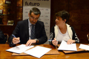 Firma del convenio entre Caja España-Duero y Cámara de Comercio./ A. M. -