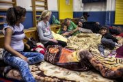 Una familia en el gimnasio de una de las escuelas ocupadas en Lyon.-Foto: AFP / JEFF PACHOUD