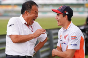 Marc Márquez bromea, en Sepang (Malasia), con el ingeniero japonés Shuhei Nakamoto, antiguo jefe suyo y ahora asesor de Dorna Sports SL.-ALEJANDRO CERESUELA