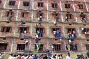 Miles de personas escalaron edificios para pasar las respuestas a alumnos que se examinaban.-Foto: AP