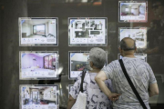 Agencia inmobiliaria en la Gran Via de Barcelona.-JOAN CORTADELLAS