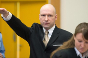 Breivik hace el saludo nazi a su llegada al juicio, en la prisión de Skien, el 15 de marzo.-AFP / JONATHAN NACKSTRAND