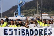 Protesta de estibadores en el puerto de El Ferrol.-EFE / KIKO DELGADO