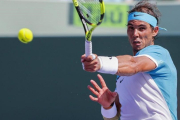 Nadal golpea de 'drive' en el partido ante Dzumhur en Miami.-EFE