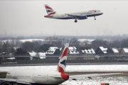Un avión de British Airways en el aeropuerto de Heathrow en diciembre.-ANDY RAIN