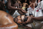 magen de archivo de 2015 que muestra a un grupo de hombres socorren a un rohingya en Indonesia tras haber huido de Birmania.-