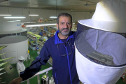 Javier Sánchez Pérez posa con una careta de apicultura fabricada por San Per.-- ENRIQUE CARRASCAL