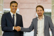 Iglesias y Sánchez, en la firma del acuerdo de presupuestos-EL PERIÓDICO