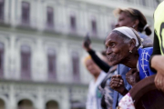 Una mujer espera la llegada del presidente Obama, al Gran Teatro de la Habana Alicia Alonso.-REUTERS / UESLEI MARCELINO