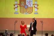 Pedro Sánchez, junto a su esposa, Begoña Fernández, en el acto del PSOE en Madrid.-Foto: AGUSTÍN CATALÁN