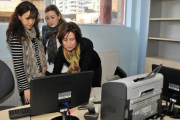 Pilar Sánchez Barreiro, Rita López y Marisa de Gregorio, en las instalaciones del centro Bécquer. / VALENTÍN GUISANDE-