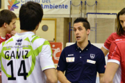 Álvaro Martín se dirige a sus jugadores en el transcurso del tercer partido ante Unicaja. / DIEGO MAYOR-