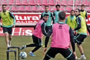 Los jugadores del Numancia en el entreno de esta semana en el campo de Los Pajaritos. VALENTÍN GUISANDE