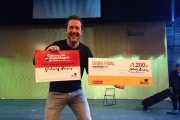 Gotzon Arrien, el ganador del concurso de monólogos, el jueves tras recibir el premio.-LA CHISTERA