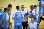 Alberto Toribio da instrucciones a sus jugadores durante uno de los partidos ante Teruel. MARIO TEJEDOR