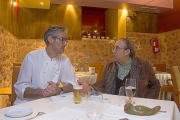 Cómplices. Antonio y Daniel, cómplices en la barra y en la mesa cuando se trata de charlar y comer.-M. DENEIVA