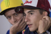 Valentino Rossi escucha hoy a Marc Márquez, en Misano.-MIRCO LAZZARI