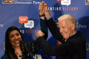 La excandidata demócrata a vicegobernadora de Nevada Lucy Flores presenta al exvicepresidente de los EEUU, Joe Biden, en un mitin en Las Vegas, en el 2014.-ETHAN MILLER (AFP)